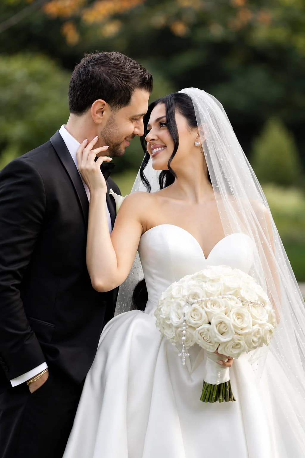 Novios compartiendo un momento juntos al aire libre